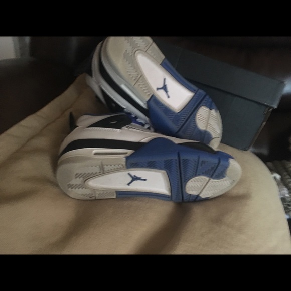 Jordan 4s size 4 - Picture 5 of 6